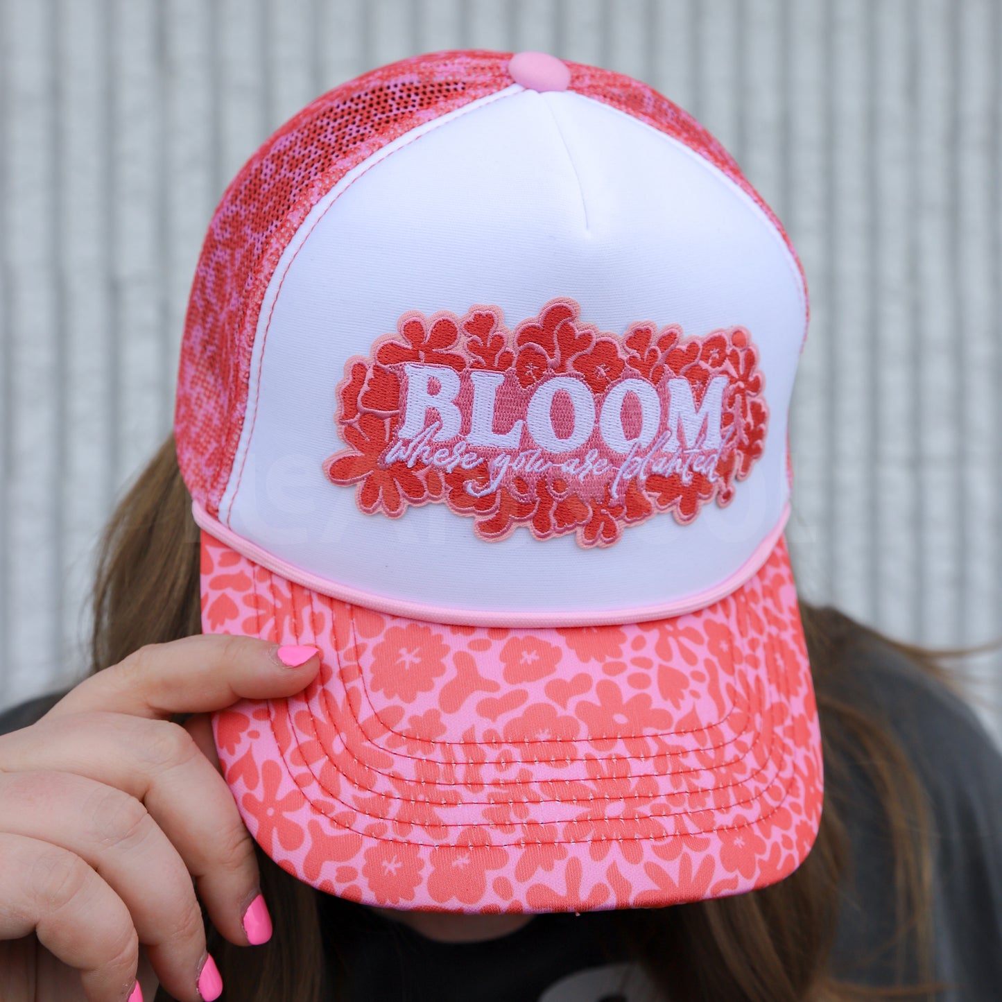 CORAL FLORAL TRUCKER HAT