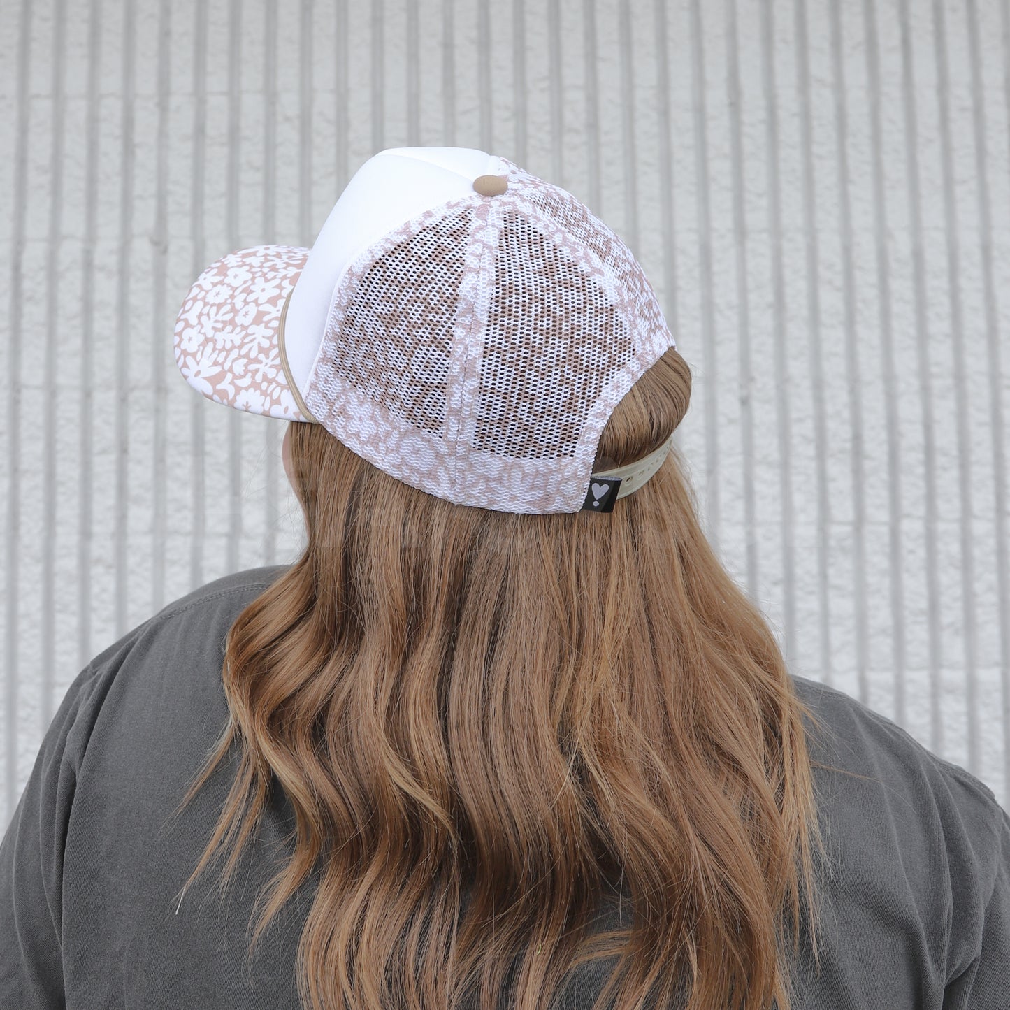 NEUTRAL FLORAL TRUCKER HAT