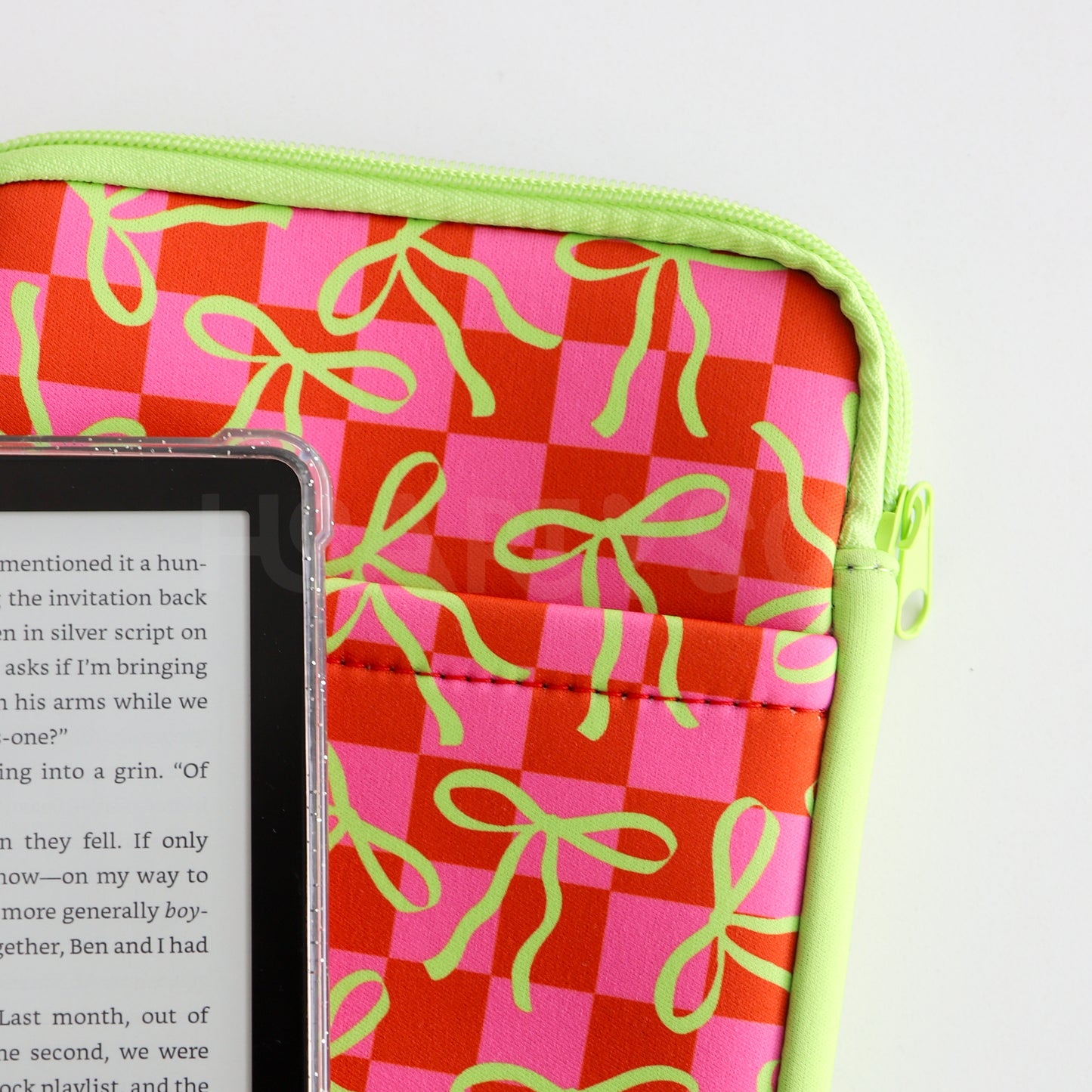 CHECKERBOARD BOWS E-READER SLEEVE