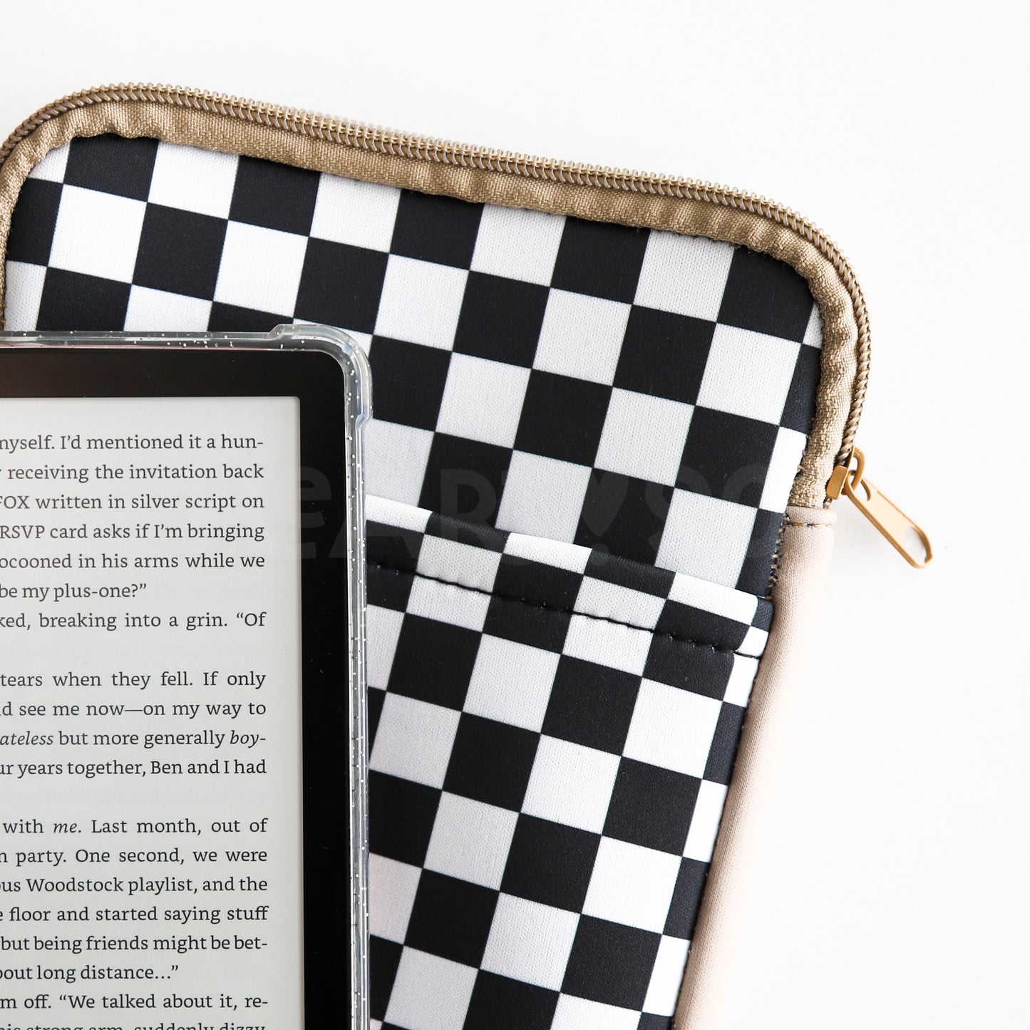 B&W CHECKERBOARD E-READER SLEEVE